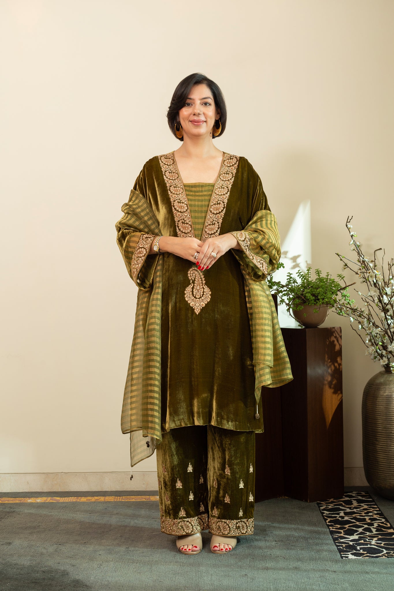 Mehndi Green Silk Velvet Kashmiri Embroidered Kaftan Kurta Set With Pure Organza Tissue Dupatta