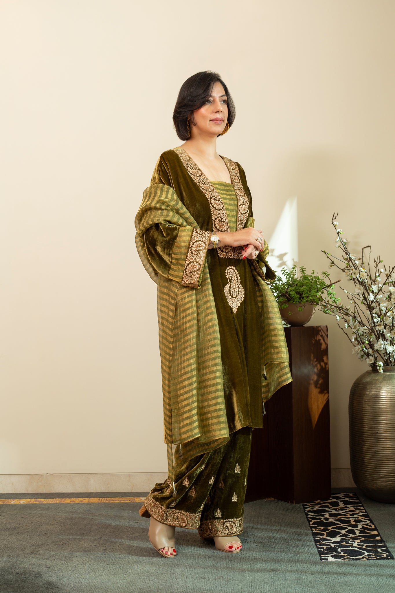 Mehndi Green Silk Velvet Kashmiri Embroidered Kaftan Kurta Set With Pure Organza Tissue Dupatta