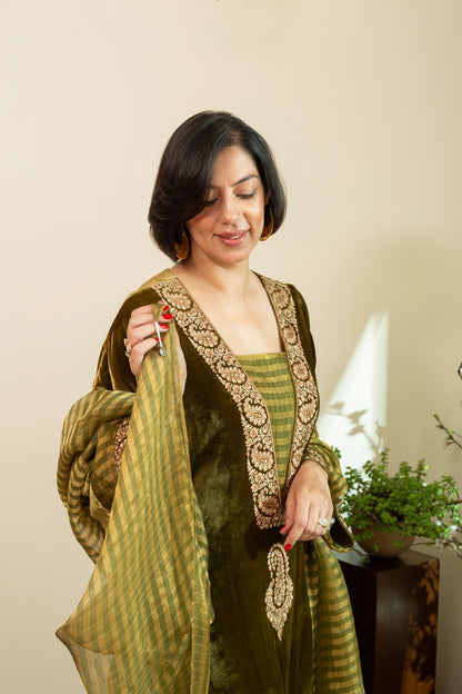 Mehndi Green Silk Velvet Kashmiri Embroidered Kaftan Kurta Set With Pure Organza Tissue Dupatta