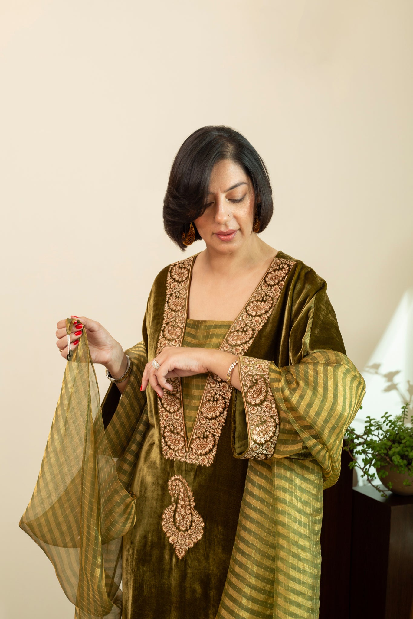 Mehndi Green Silk Velvet Kashmiri Embroidered Kaftan Kurta Set With Pure Organza Tissue Dupatta