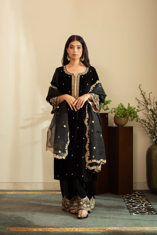 BLACK SILK VELVET LACE EMBROIDERED KURTA SET WITH PURE SILK ORGANZA DUPATTA