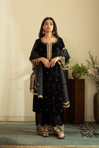 BLACK SILK VELVET LACE EMBROIDERED KURTA SET WITH PURE SILK ORGANZA DUPATTA