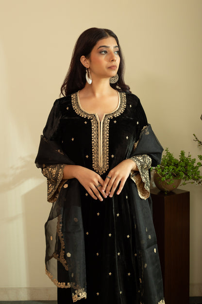 BLACK SILK VELVET LACE EMBROIDERED KURTA SET WITH PURE SILK ORGANZA DUPATTA