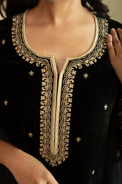 BLACK SILK VELVET LACE EMBROIDERED KURTA SET WITH PURE SILK ORGANZA DUPATTA