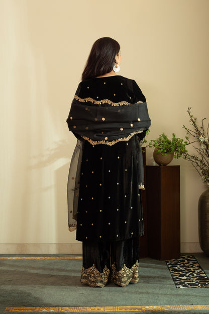 BLACK SILK VELVET LACE EMBROIDERED KURTA SET WITH PURE SILK ORGANZA DUPATTA