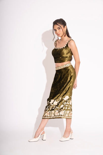 Mehndi Green 3D Flower Makhmal Blouse with Makhmal Embroidered Straight Skirt with Back Slit 2 Pc Set