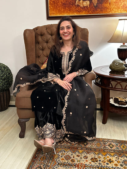 BLACK SILK VELVET LACE EMBROIDERED KURTA SET WITH PURE SILK ORGANZA DUPATTA