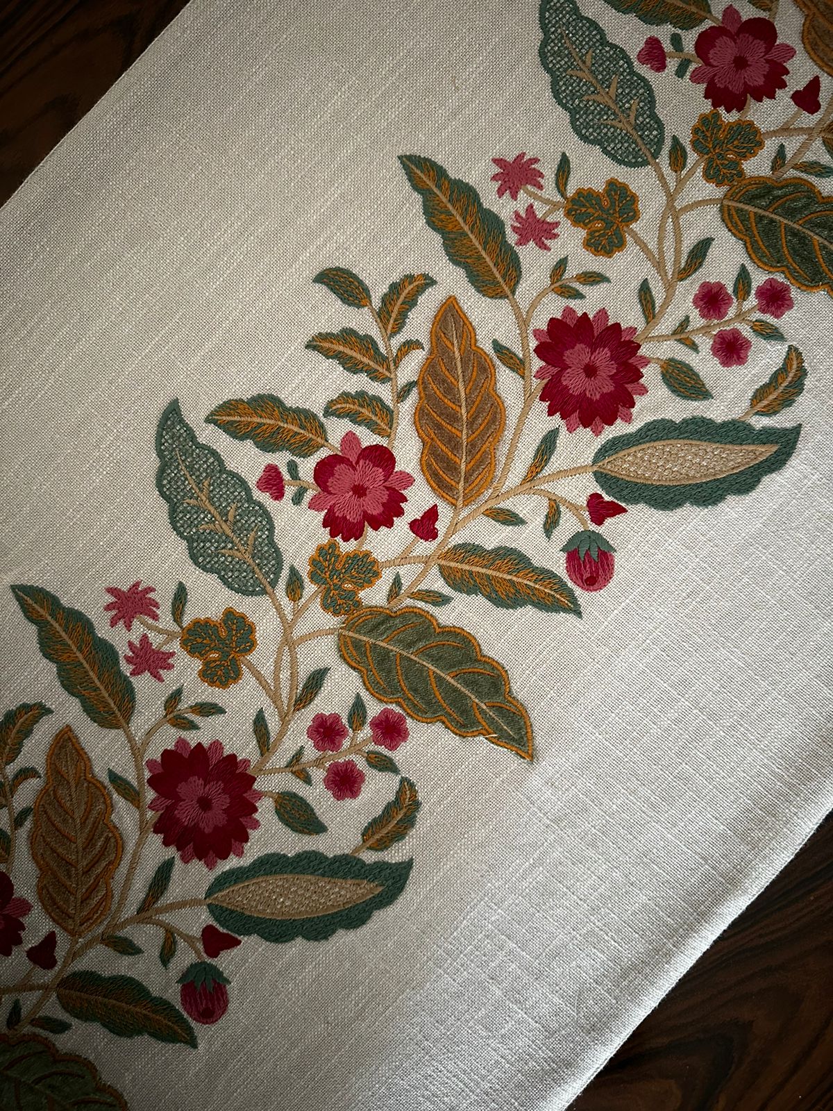 COTTON VELVET APPLIQUE TABLE RUNNER