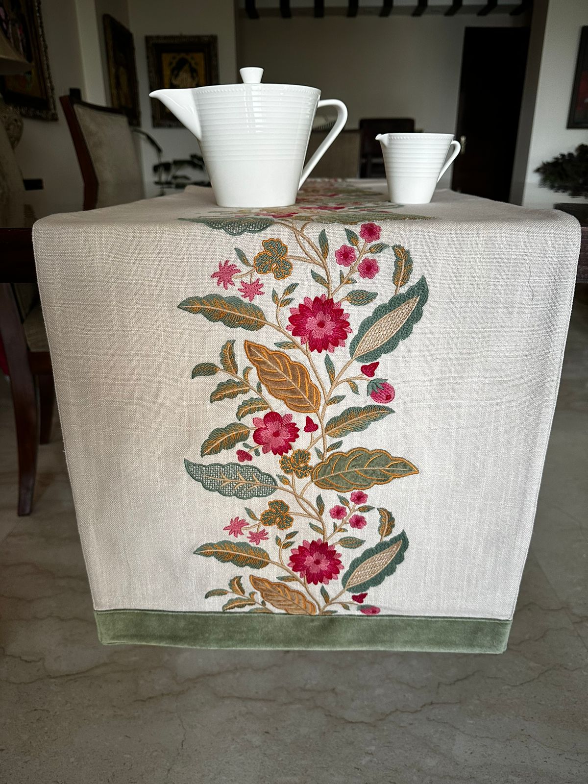 COTTON VELVET APPLIQUE TABLE RUNNER